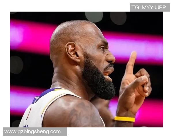 詹姆斯:篮球传奇背后的奋斗故事与荣耀时刻 詹姆斯:篮球传奇背后的奋斗故事与荣耀时刻