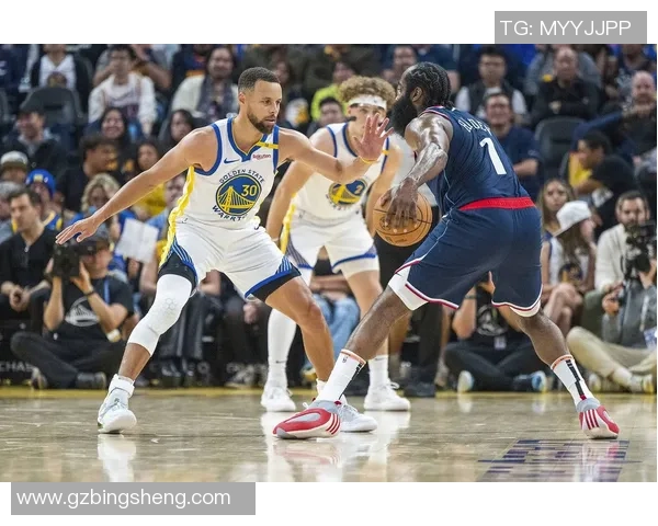 库里在对阵快船时精彩晃倒保罗展现超凡球技引发球迷热议